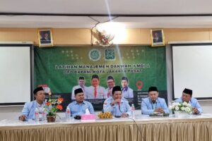 Ketum DPW BKPRMI Jakarta, Nanang Jahidin bersama jajaran, ketika menjadi pengisi di Latihan Manajemen Dakwah, Jakarta Pusat. (Dok. BKPRMI Jakarta